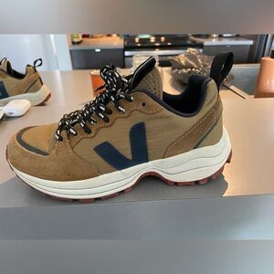 Veja venturi suede miel pour femme taille 37.